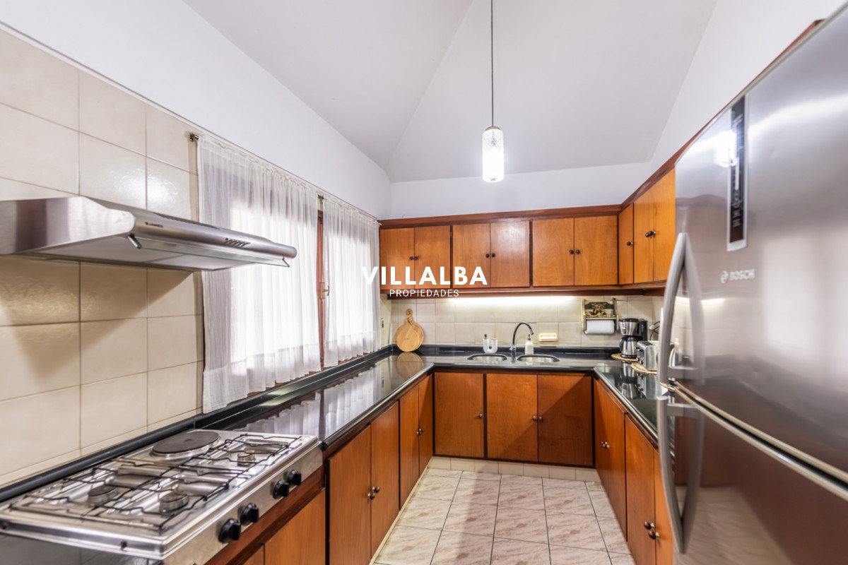 Apartamento ID.4829 - Vendemos espectacular casa de 4 dormitorios en Playa Mansa, Punta del este