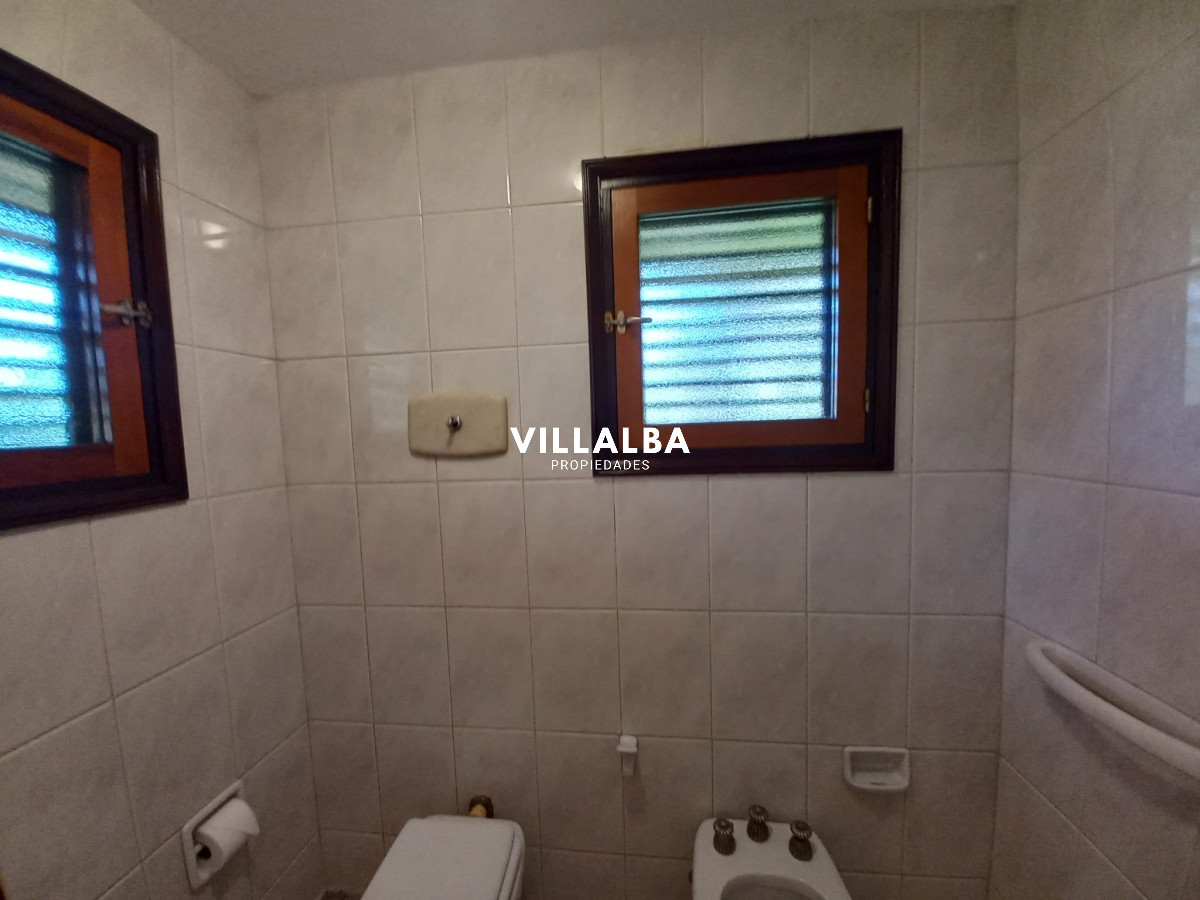 Apartamento ID.2237 - Vende y alquila gran casa de 5 dormitorios en Playa Mansa, Punta del Este 
