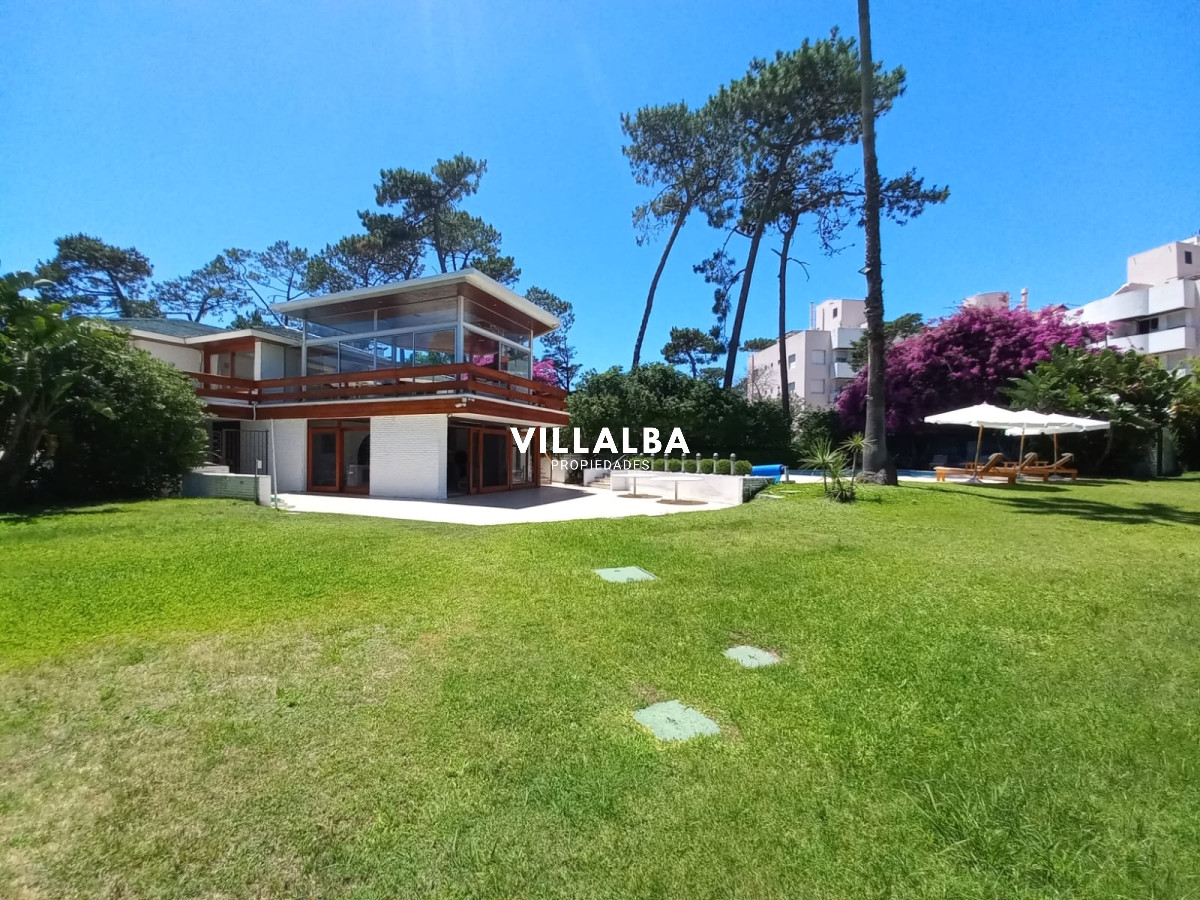 Apartamento ID.2237 - Vende y alquila gran casa de 5 dormitorios en Playa Mansa, Punta del Este 