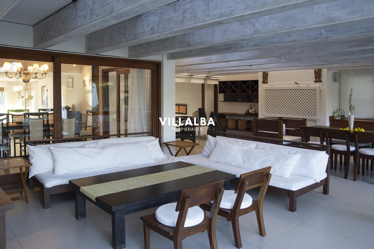 Apartamento ID.3594 - Casa a la venta en playa mansa Punta Del Este, gran tamaño ubicada en zona privilegiada.