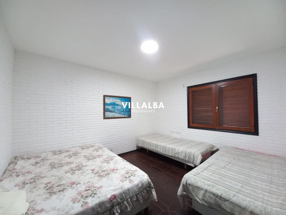 Apartamento ID.2237 - Vende y alquila gran casa de 5 dormitorios en Playa Mansa, Punta del Este 