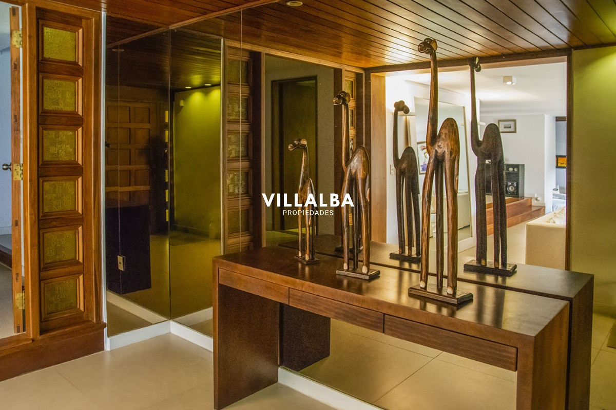 Apartamento ID.3594 - Casa a la venta en playa mansa Punta Del Este, gran tamaño ubicada en zona privilegiada.