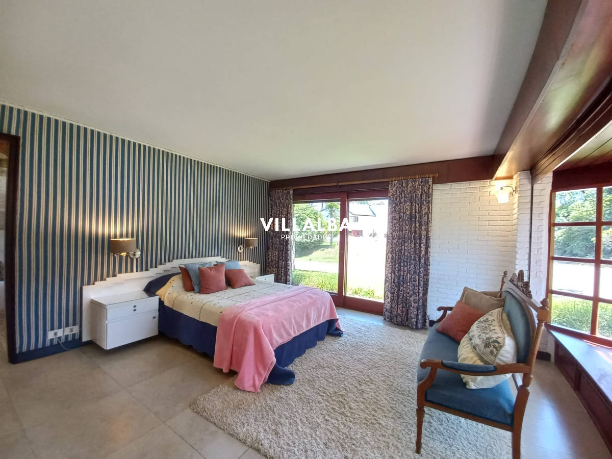 Apartamento ID.2237 - Vende y alquila gran casa de 5 dormitorios en Playa Mansa, Punta del Este 