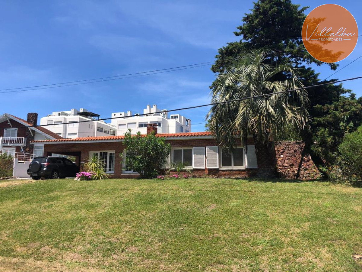 Apartamento ID.3432 - Vende casa de 3 dormitorios en Pinares, cerca del mar, Punta del Este