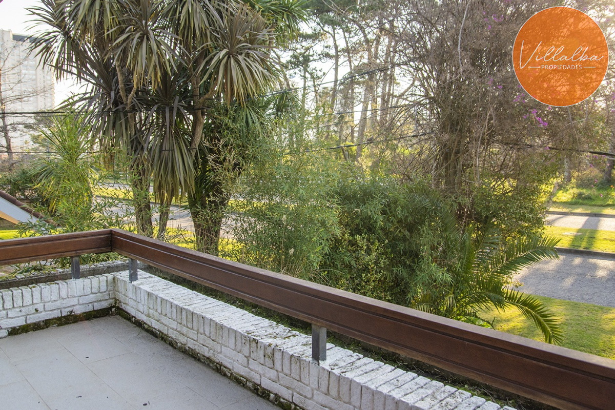 Apartamento ID.3594 - Casa a la venta en playa mansa Punta Del Este, gran tamaño ubicada en zona privilegiada.