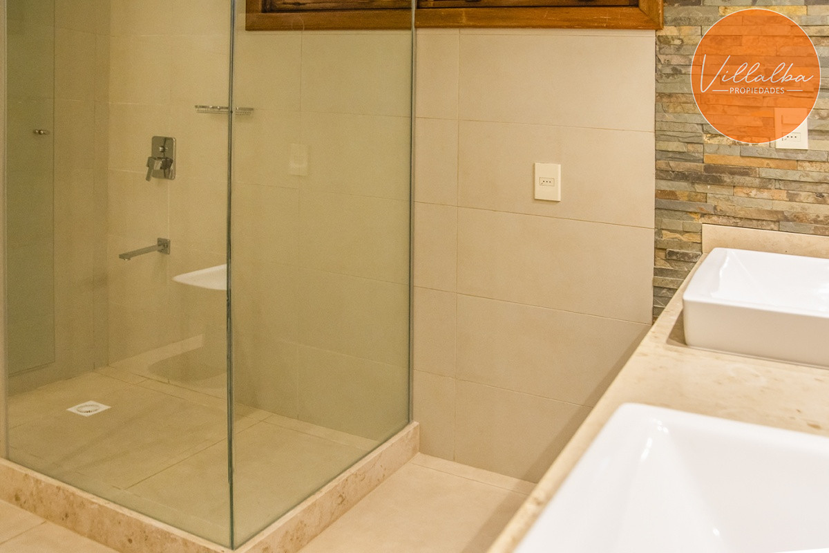 Apartamento ID.3594 - Casa a la venta en playa mansa Punta Del Este, gran tamaño ubicada en zona privilegiada.