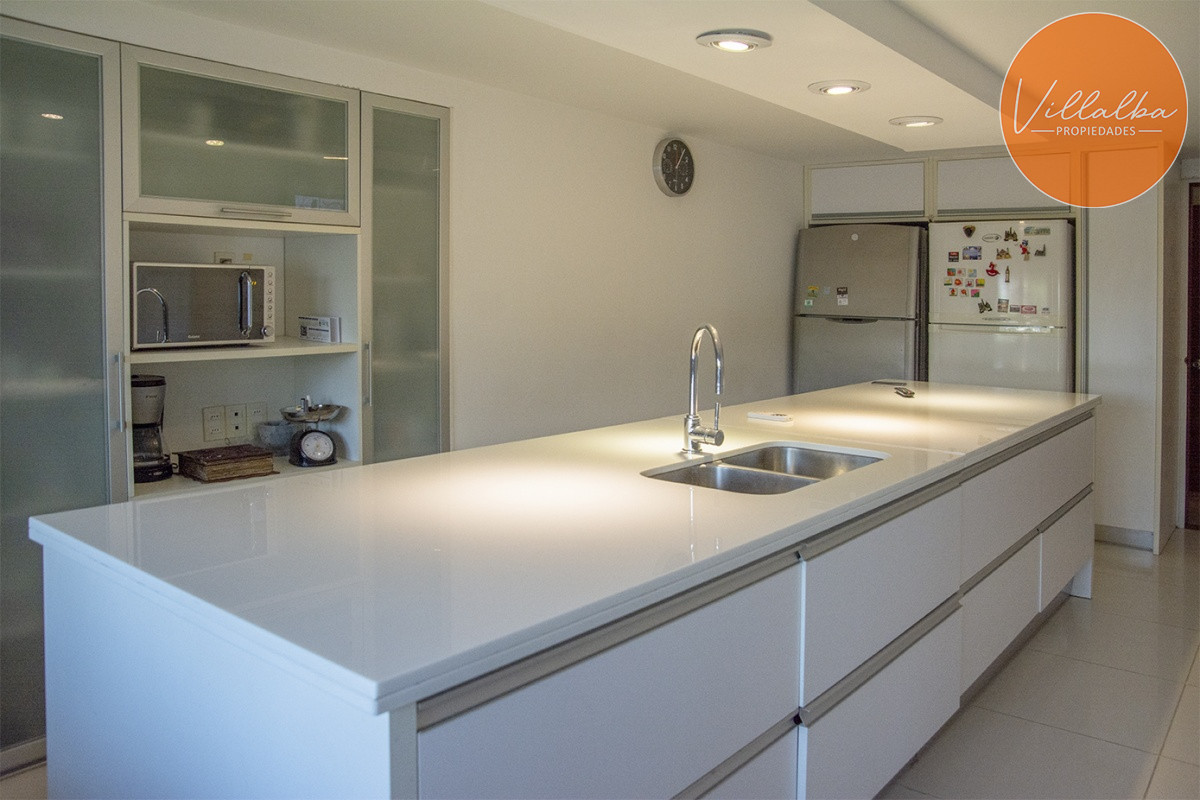 Apartamento ID.3594 - Casa a la venta en playa mansa Punta Del Este, gran tamaño ubicada en zona privilegiada.