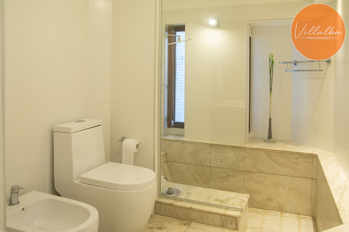 Apartamento ID.3594 - Casa a la venta en playa mansa Punta Del Este, gran tamaño ubicada en zona privilegiada.