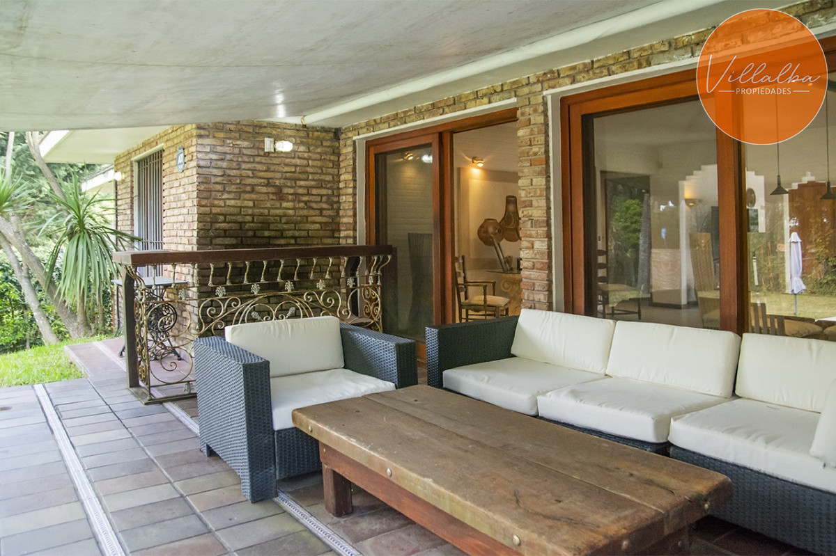 Casa ID.1694 - Gran chalet de 6 dormitorios en venta en zona residencial.