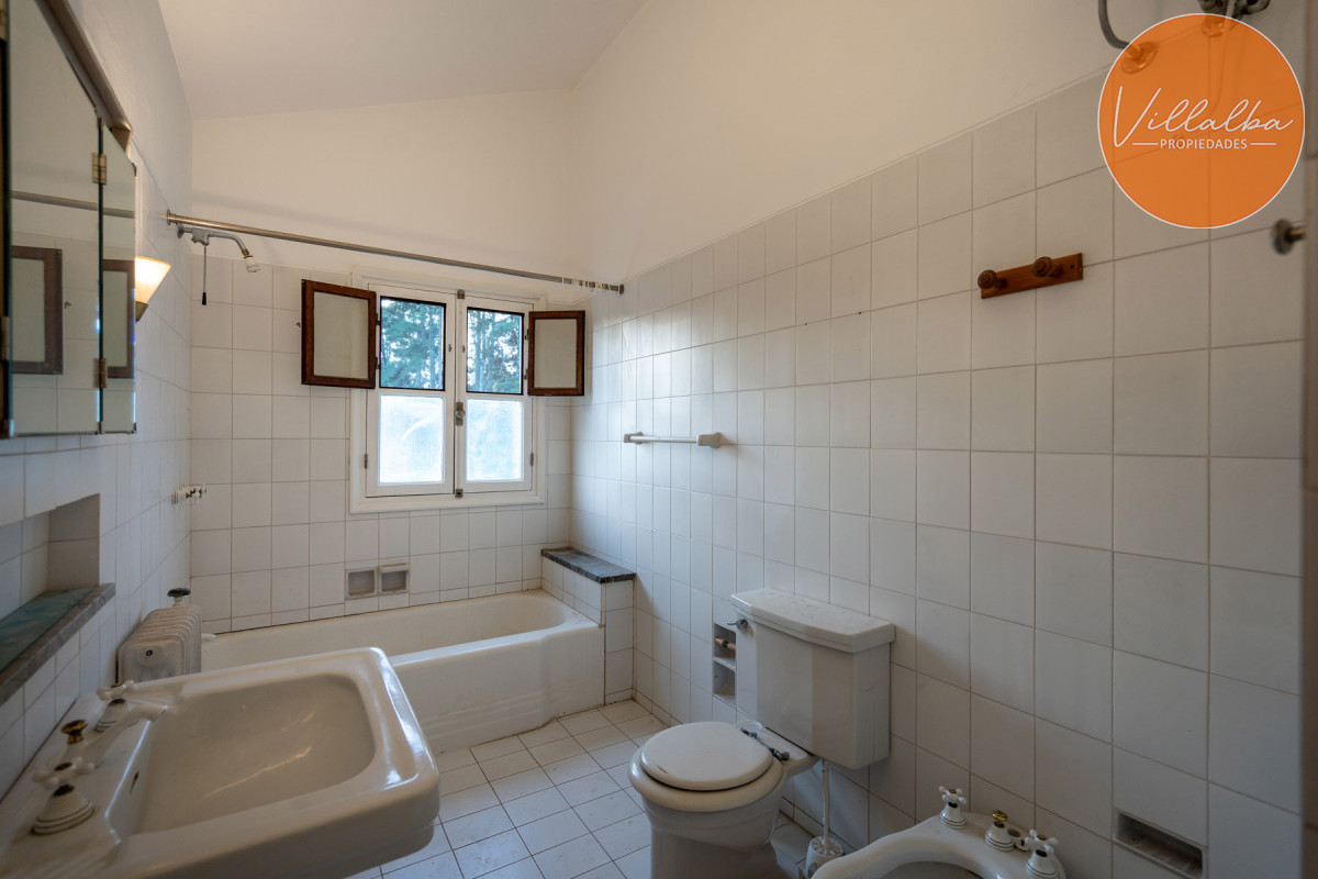 Apartamento ID.3251 - En venta casa de 4 dormitorios, con agradable entorno en Golf, Punta del Este.