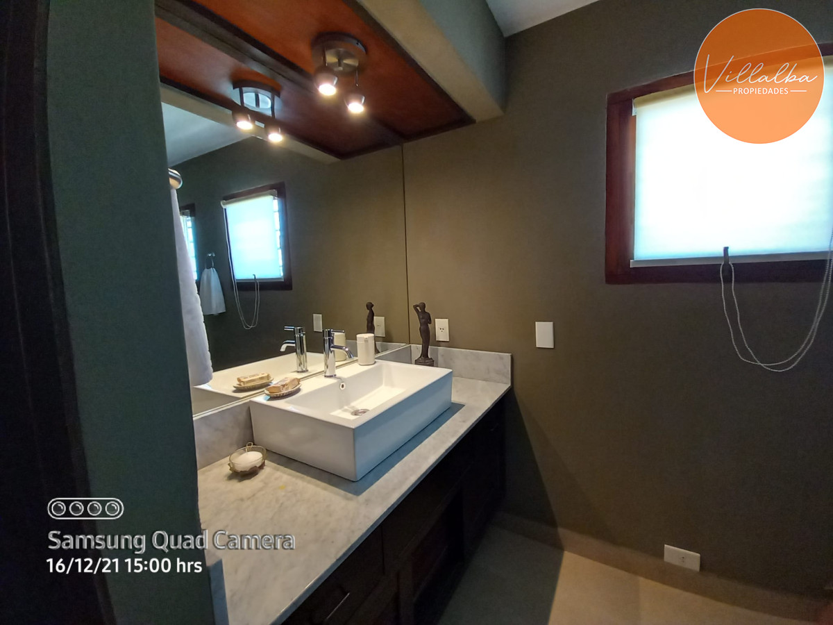 Casa ID.1689 - Vende casa en excelente estado, reciclada. De 6 dormitorios en Peninsula. Punta del Este 