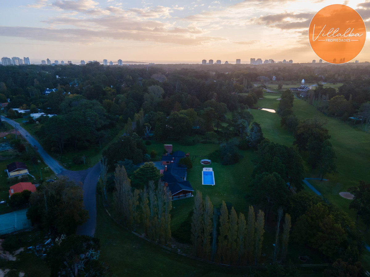 Apartamento ID.3251 - En venta casa de 4 dormitorios, con agradable entorno en Golf, Punta del Este.