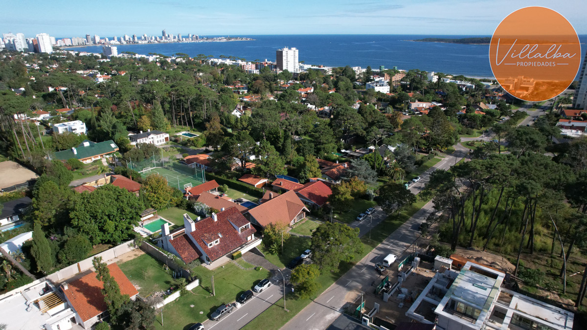 Apartamento ID.3594 - Casa a la venta en playa mansa Punta Del Este, gran tamaño ubicada en zona privilegiada.