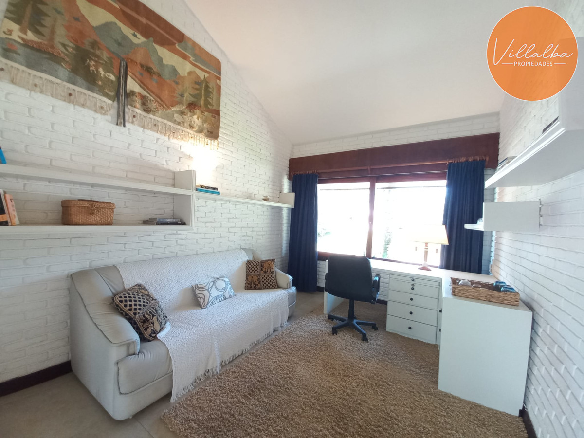 Casa ID.2237 - Vende y alquila gran casa de 5 dormitorios en Playa Mansa, Punta del Este 