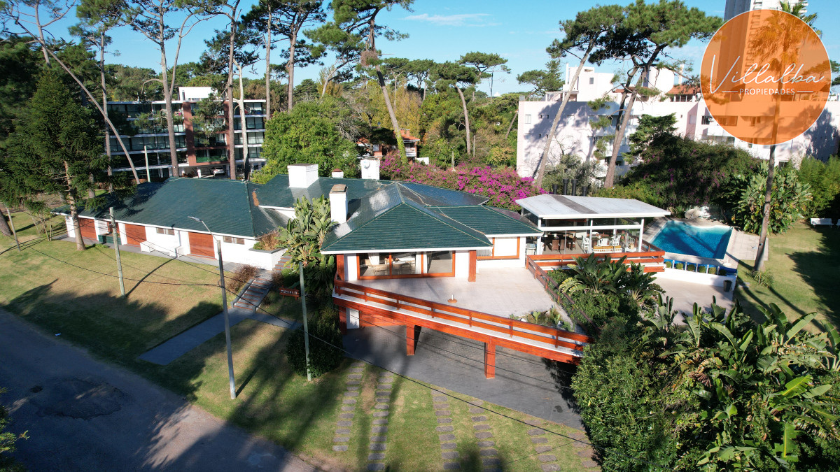 Casa ID.2237 - Vende y alquila gran casa de 5 dormitorios en Playa Mansa, Punta del Este 