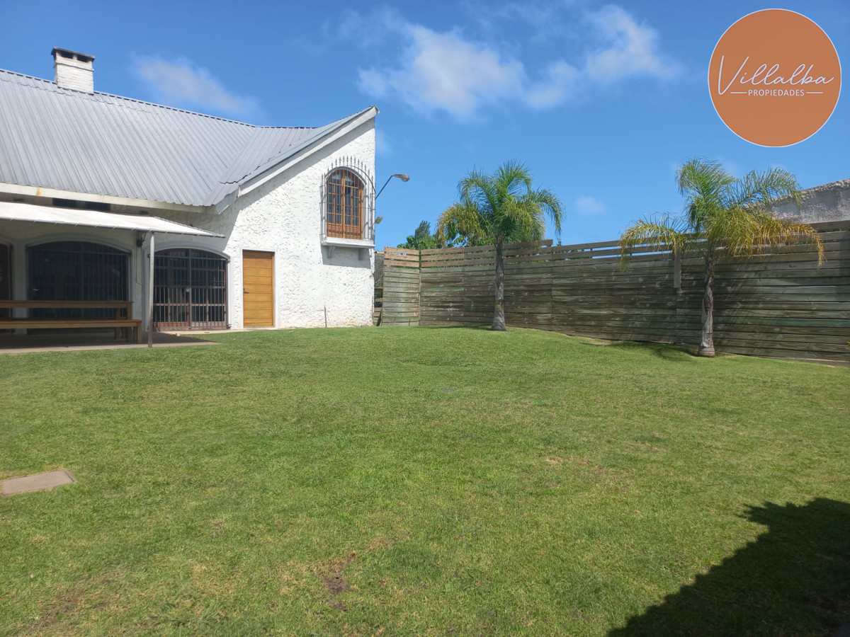 Apartamento ID.2047 - Vende casa de 3 dormitorios totalmente reformada. Con piscina climatizada. Cerca de colegios, Punta del Este 