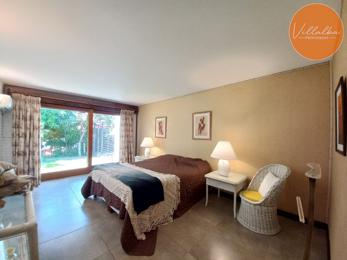 Casa ID.2237 - Vende y alquila gran casa de 5 dormitorios en Playa Mansa, Punta del Este 
