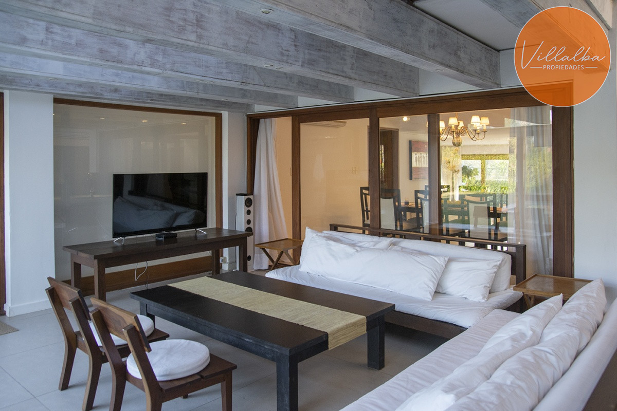 Apartamento ID.3594 - Casa a la venta en playa mansa Punta Del Este, gran tamaño ubicada en zona privilegiada.