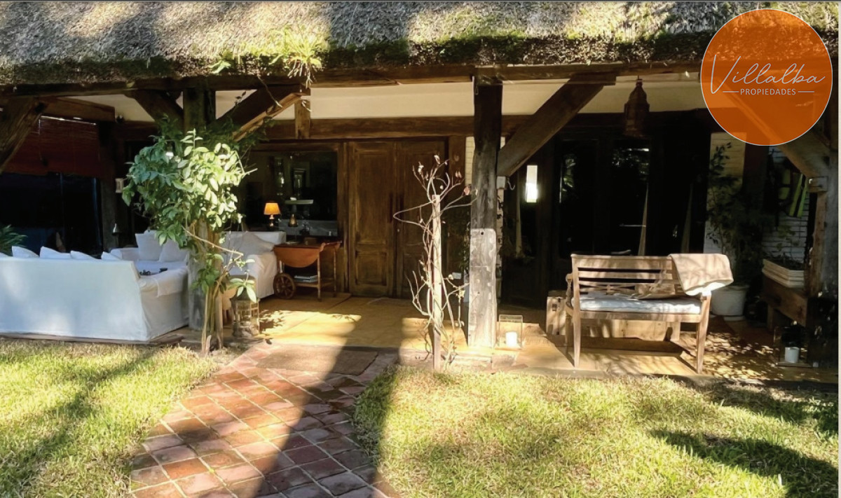 Apartamento ID.3313 - Venta de casa de 3 dormitorios + casa de huespedes mansa