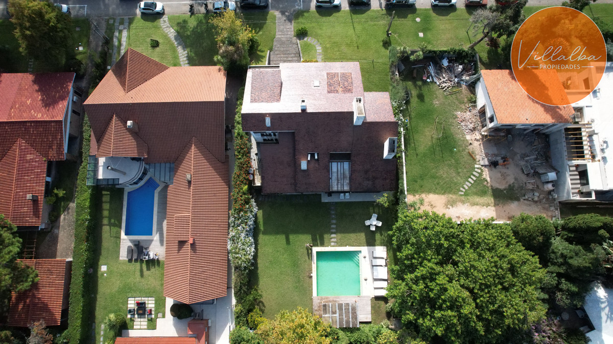 Apartamento ID.3594 - Casa a la venta en playa mansa Punta Del Este, gran tamaño ubicada en zona privilegiada.