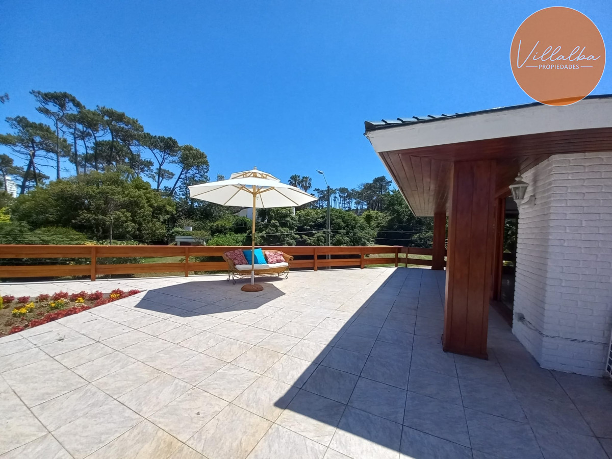 Casa ID.2237 - Vende y alquila gran casa de 5 dormitorios en Playa Mansa, Punta del Este 