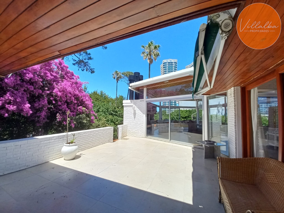Casa ID.2237 - Vende y alquila gran casa de 5 dormitorios en Playa Mansa, Punta del Este 