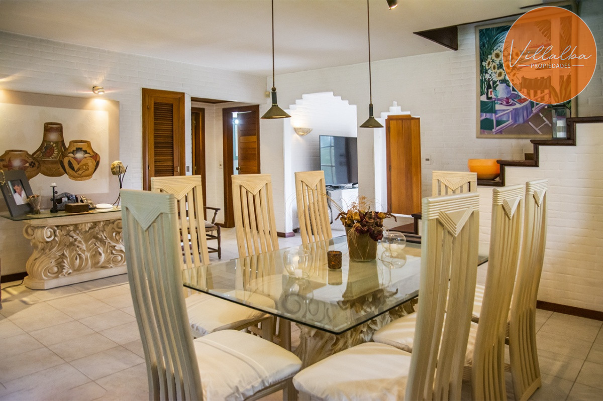 Casa ID.1694 - Gran chalet de 6 dormitorios en venta en zona residencial.