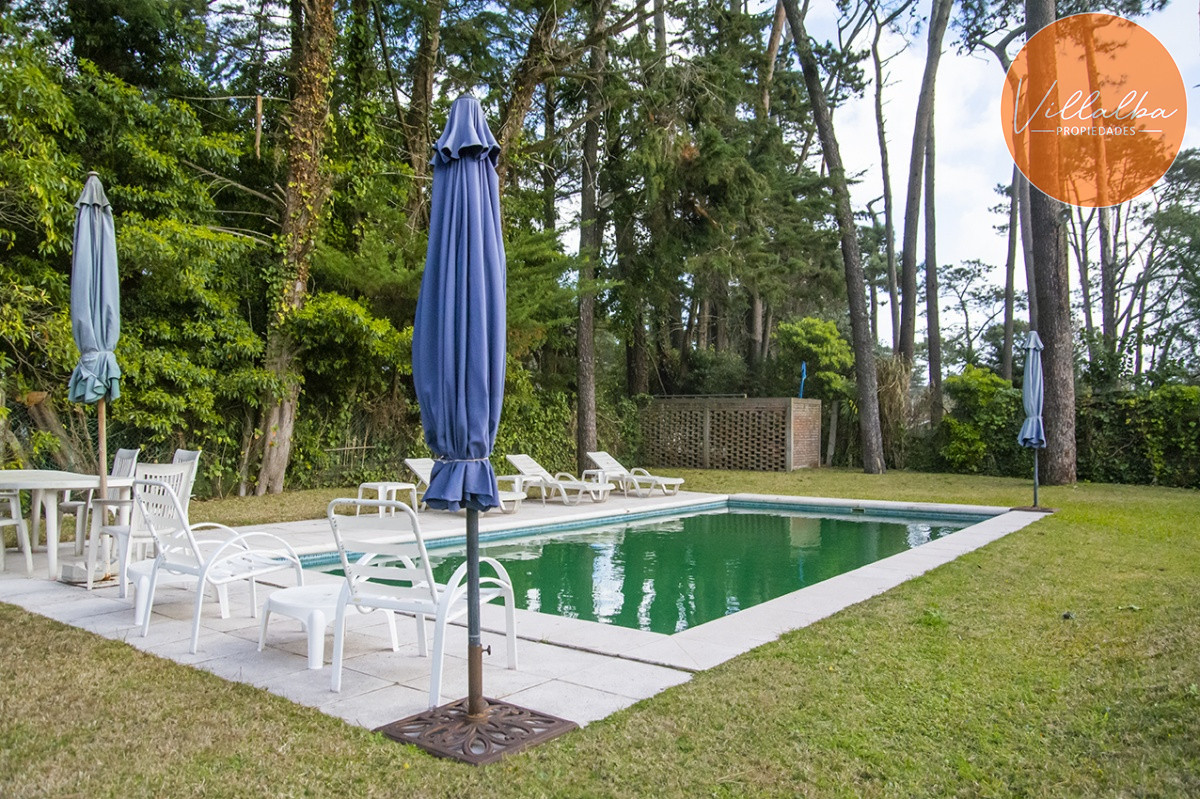 Casa ID.1694 - Gran chalet de 6 dormitorios en venta en zona residencial.