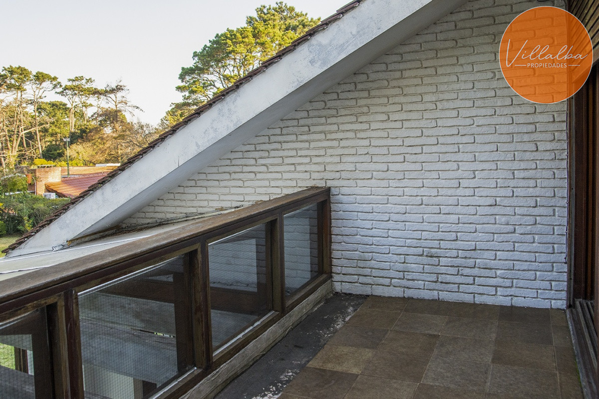 Apartamento ID.3594 - Casa a la venta en playa mansa Punta Del Este, gran tamaño ubicada en zona privilegiada.