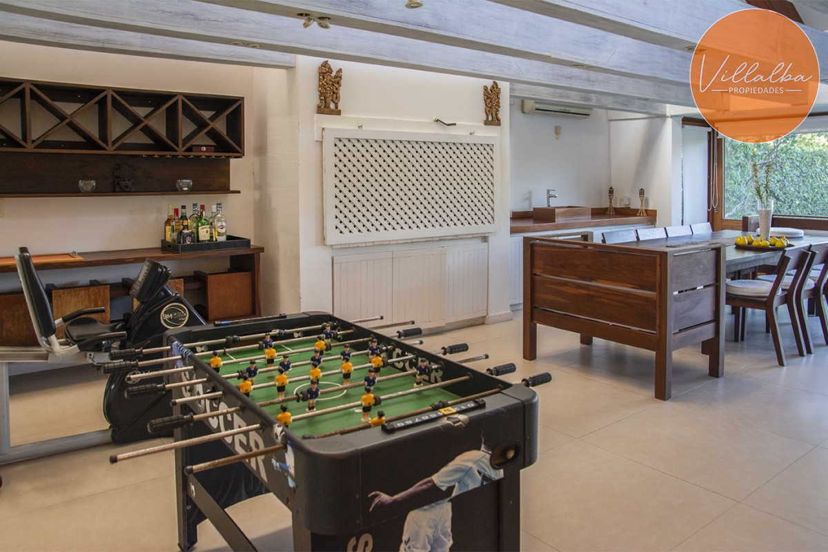 Apartamento ID.3594 - Casa a la venta en playa mansa Punta Del Este, gran tamaño ubicada en zona privilegiada.