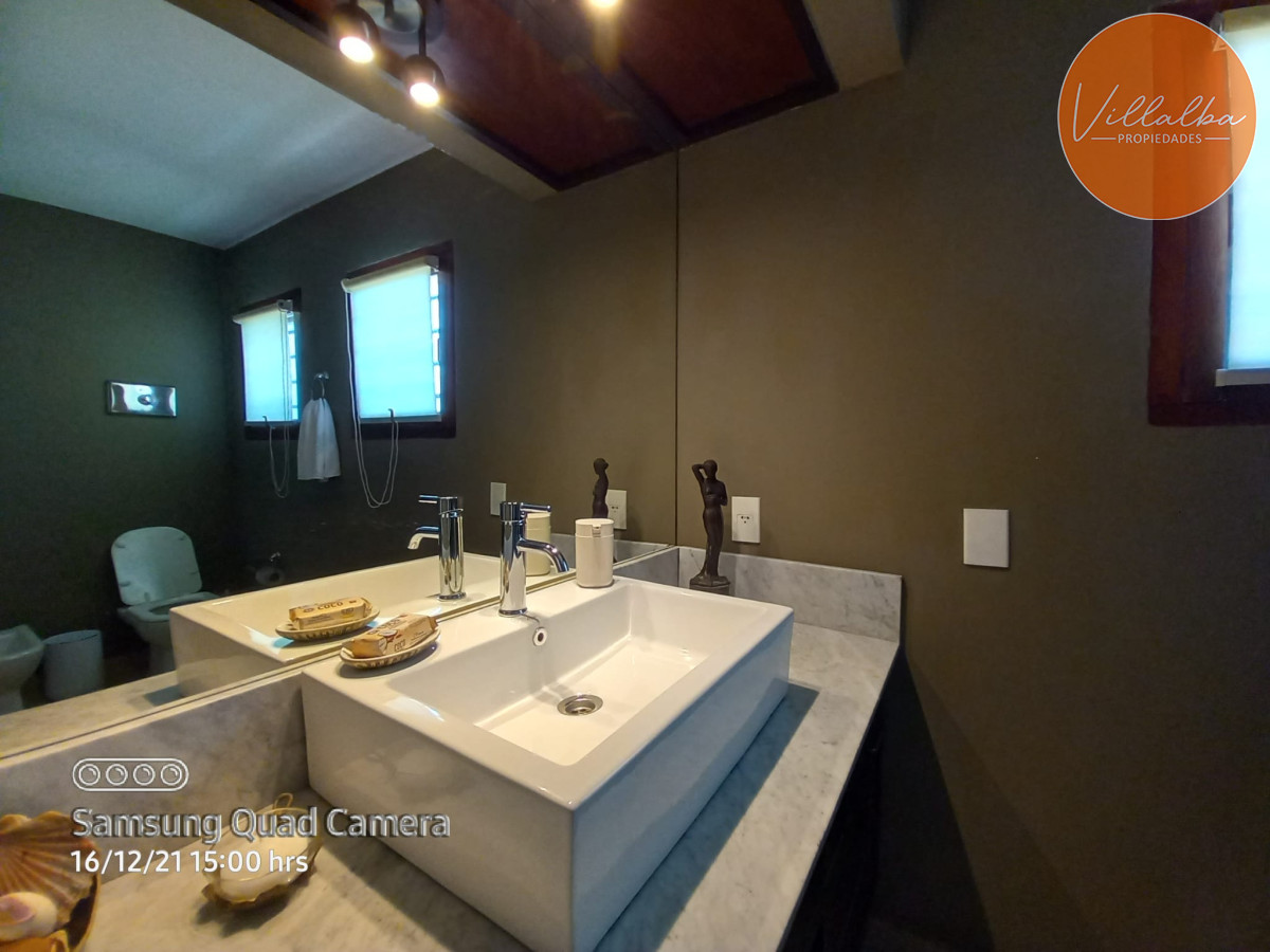 Casa ID.1689 - Vende casa en excelente estado, reciclada. De 6 dormitorios en Peninsula. Punta del Este 