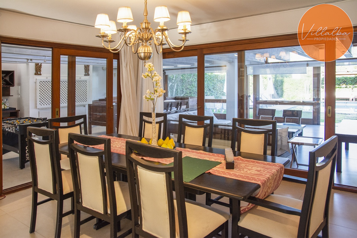 Apartamento ID.3594 - Casa a la venta en playa mansa Punta Del Este, gran tamaño ubicada en zona privilegiada.