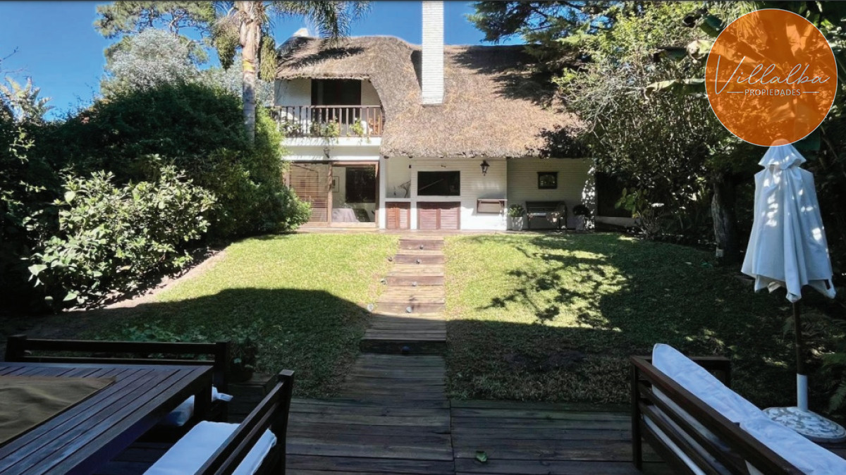 Apartamento ID.3313 - Venta de casa de 3 dormitorios + casa de huespedes mansa