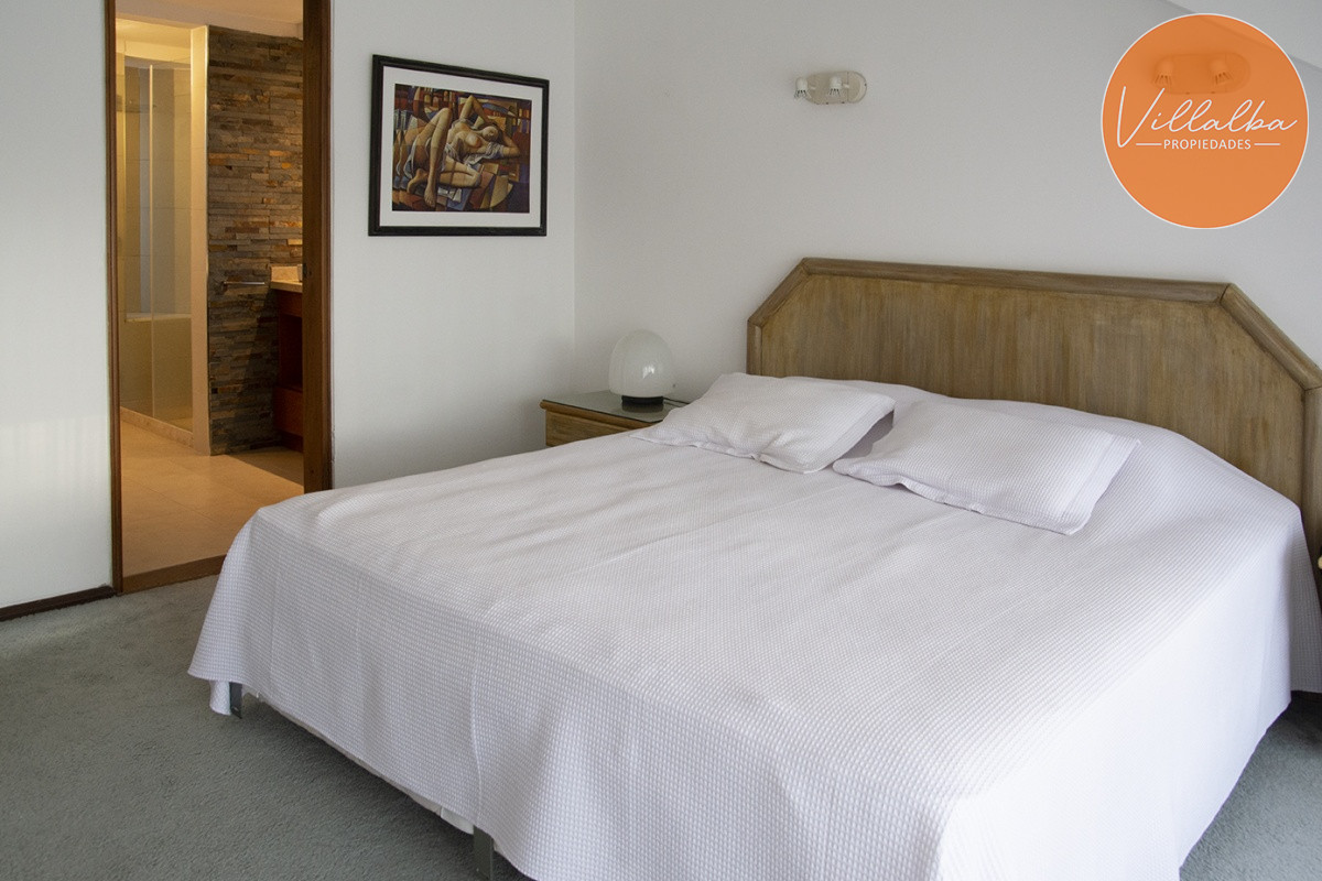 Apartamento ID.3594 - Casa a la venta en playa mansa Punta Del Este, gran tamaño ubicada en zona privilegiada.