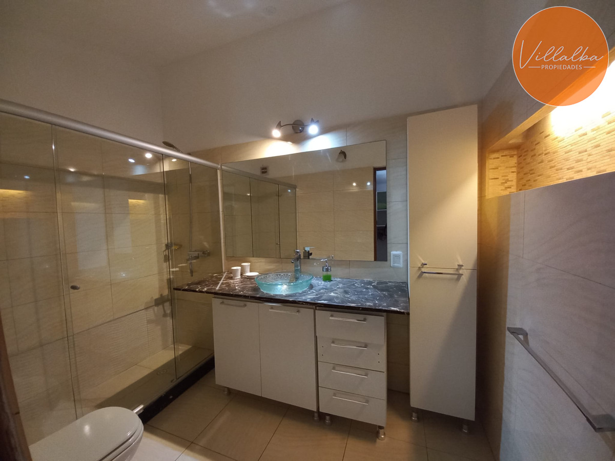 Apartamento ID.2047 - Vende casa de 3 dormitorios totalmente reformada. Con piscina climatizada. Cerca de colegios, Punta del Este 