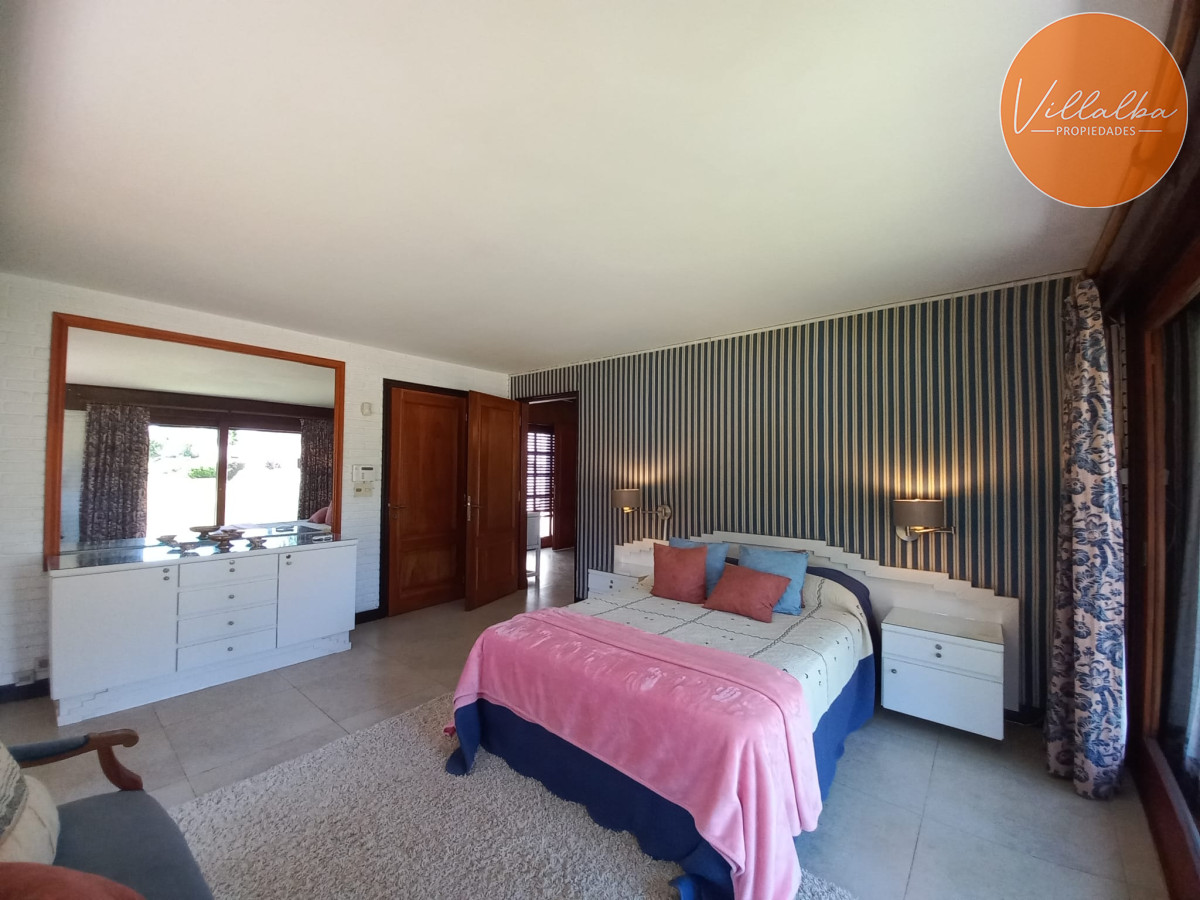 Casa ID.2237 - Vende y alquila gran casa de 5 dormitorios en Playa Mansa, Punta del Este 