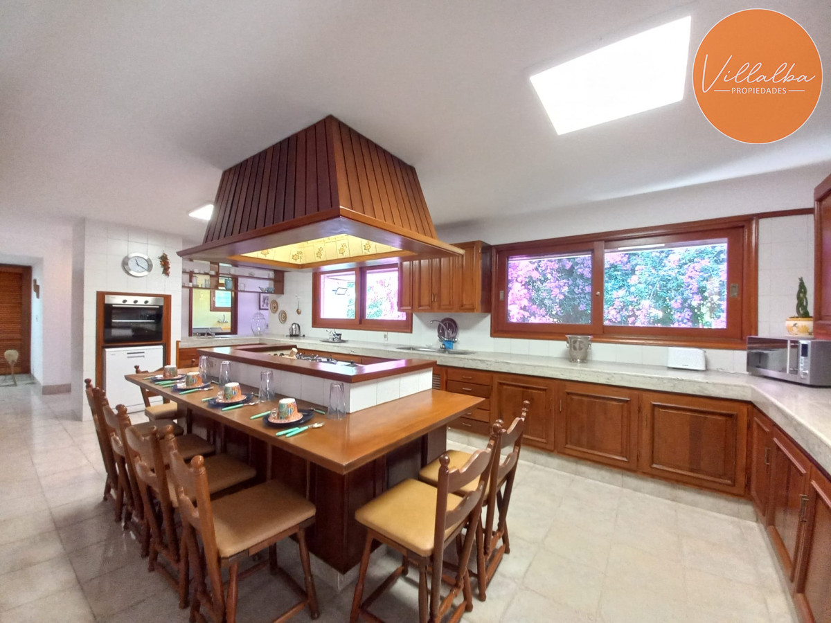 Casa ID.2237 - Vende y alquila gran casa de 5 dormitorios en Playa Mansa, Punta del Este 
