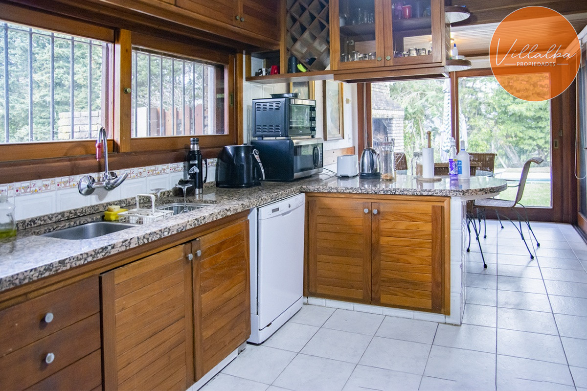 Casa ID.1694 - Gran chalet de 6 dormitorios en venta en zona residencial.