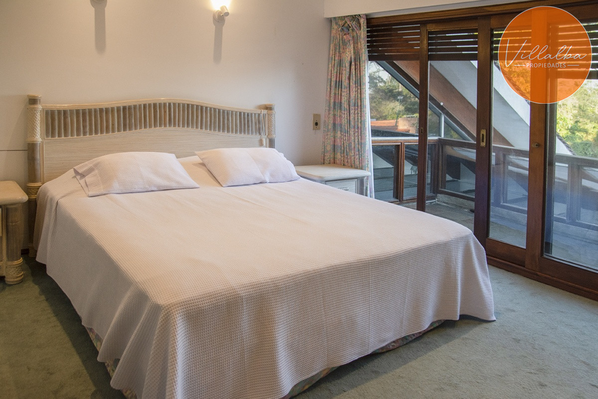 Apartamento ID.3594 - Casa a la venta en playa mansa Punta Del Este, gran tamaño ubicada en zona privilegiada.