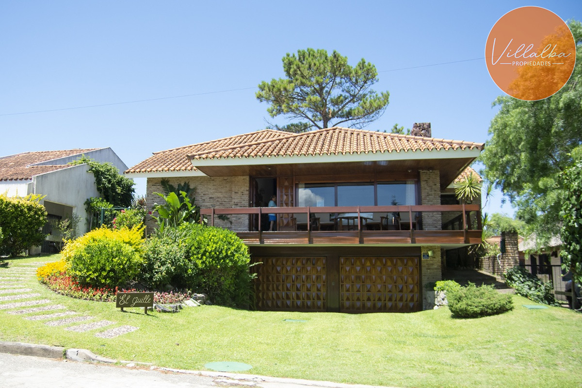 Casa ID.2044 - Hermosa casa en venta a pocos metros del mar.