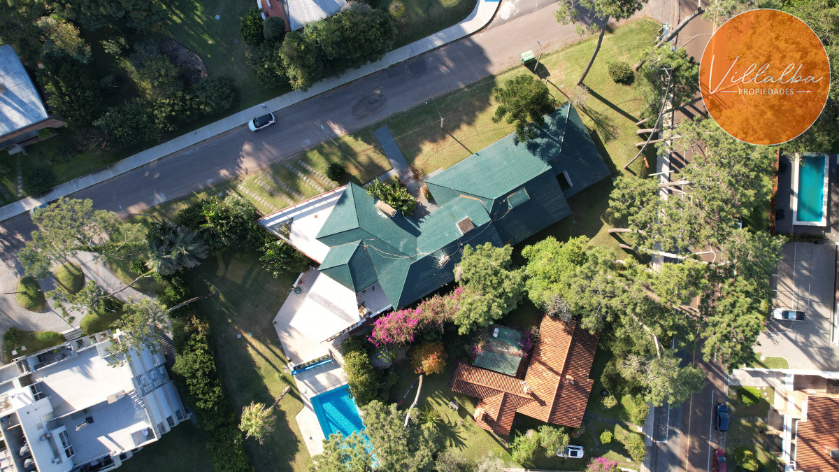 Casa ID.2237 - Vende y alquila gran casa de 5 dormitorios en Playa Mansa, Punta del Este 