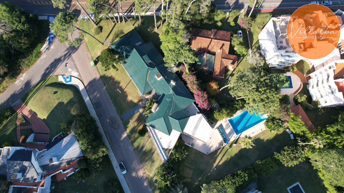 Casa ID.2237 - Vende y alquila gran casa de 5 dormitorios en Playa Mansa, Punta del Este 