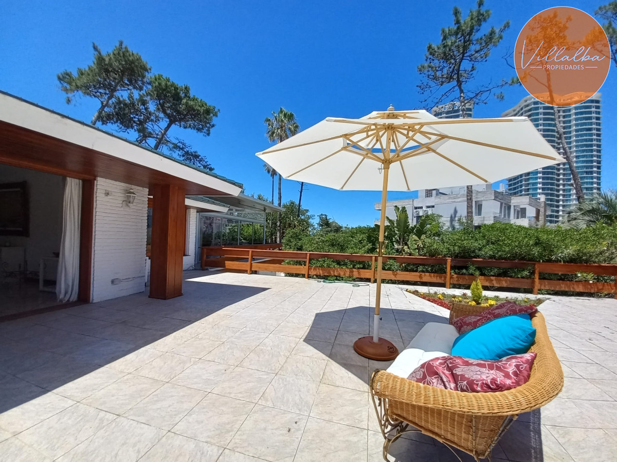 Casa ID.2237 - Vende y alquila gran casa de 5 dormitorios en Playa Mansa, Punta del Este 