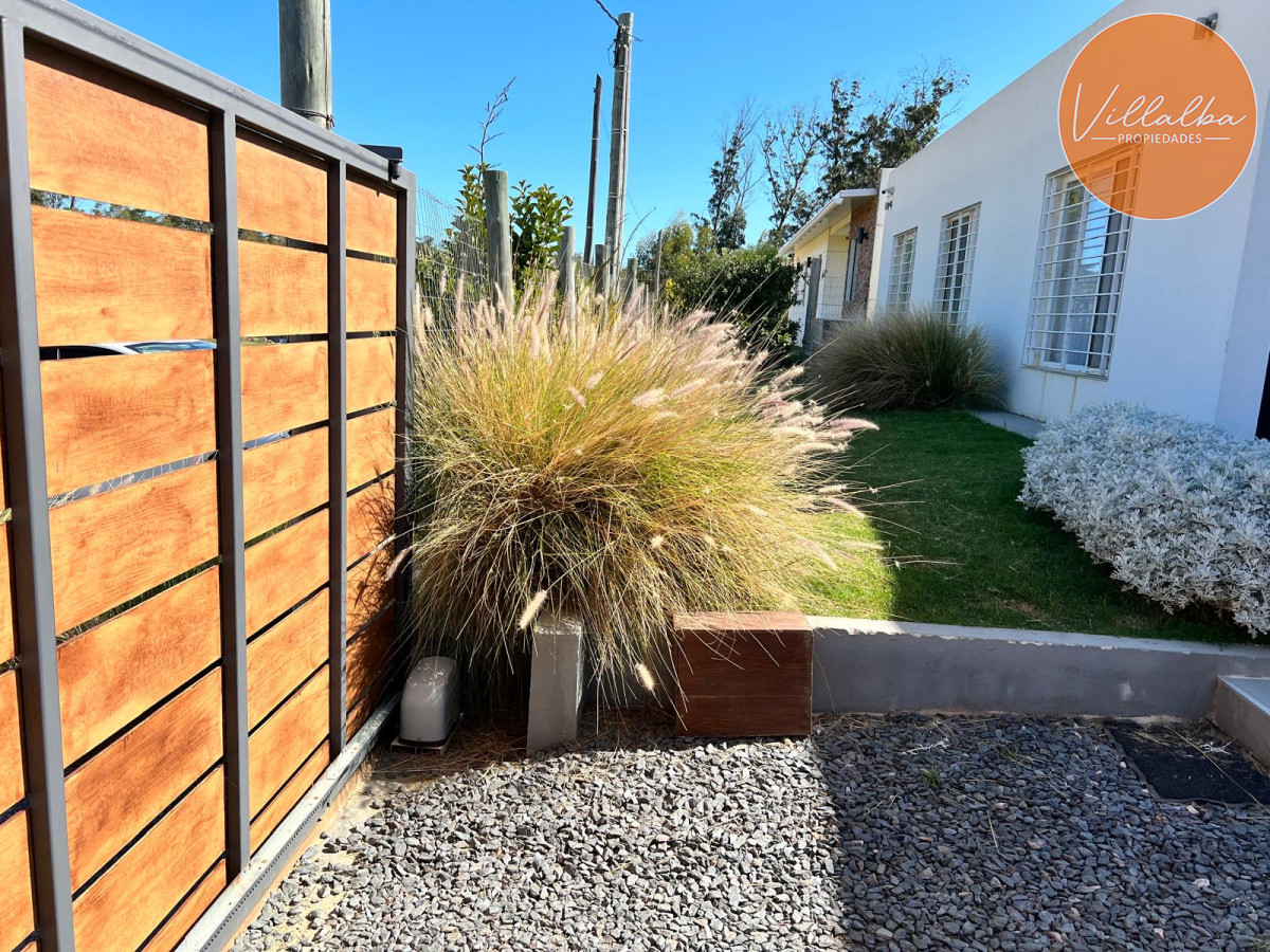 Apartamento ID.3301 - Vende casa de 3 dormitorios moderna en Maldonado, 