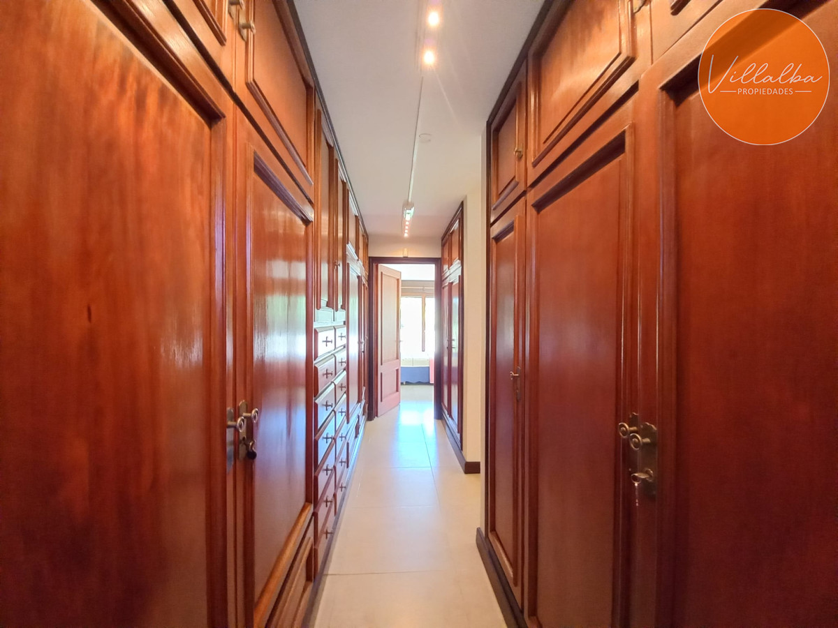 Casa ID.2237 - Vende y alquila gran casa de 5 dormitorios en Playa Mansa, Punta del Este 