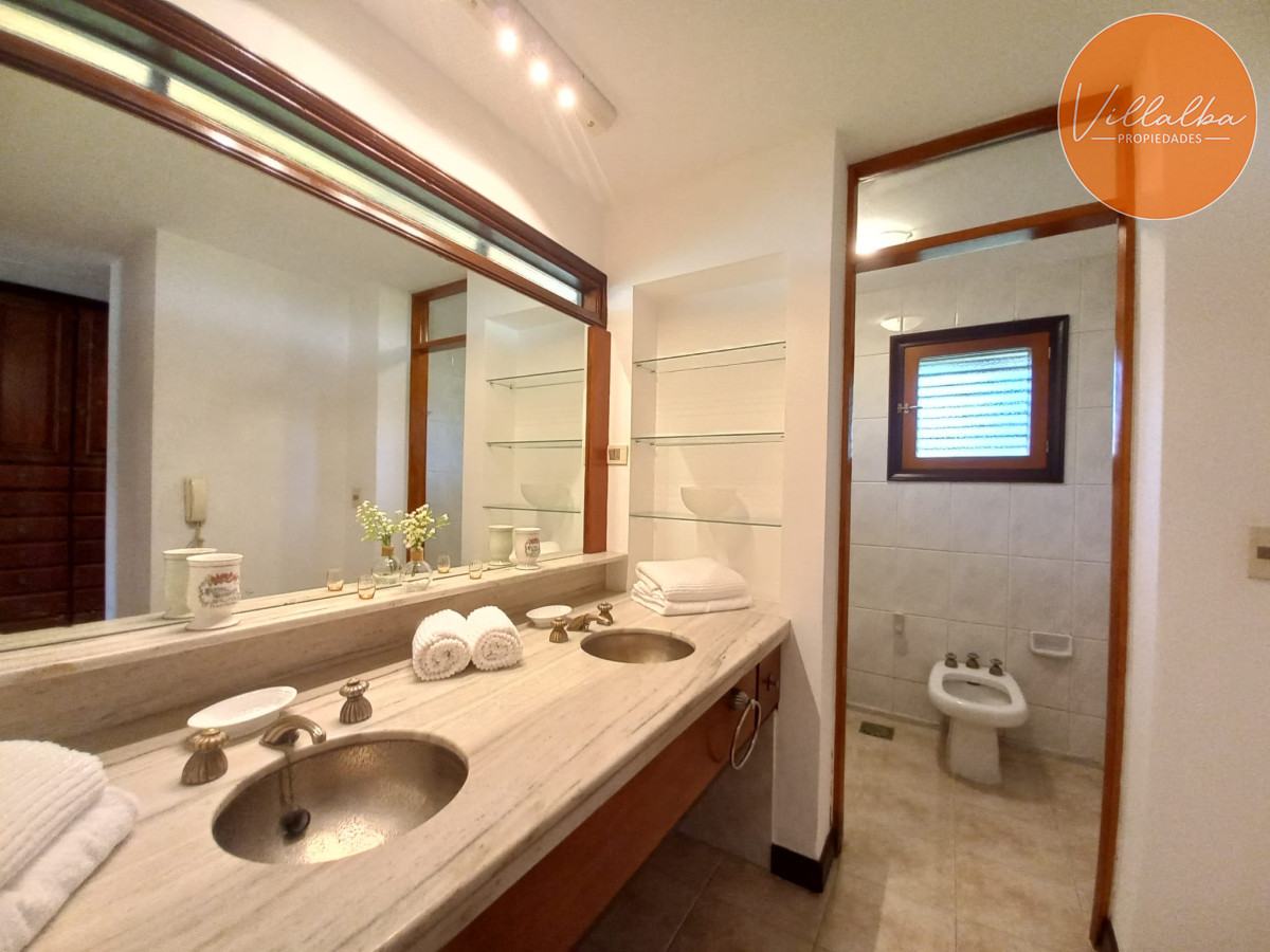 Casa ID.2237 - Vende y alquila gran casa de 5 dormitorios en Playa Mansa, Punta del Este 