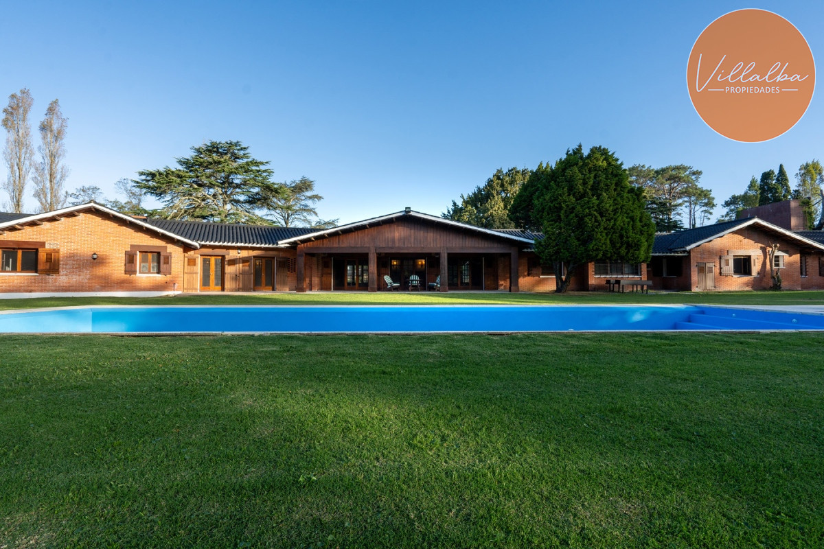 Apartamento ID.3251 - En venta casa de 4 dormitorios, con agradable entorno en Golf, Punta del Este.