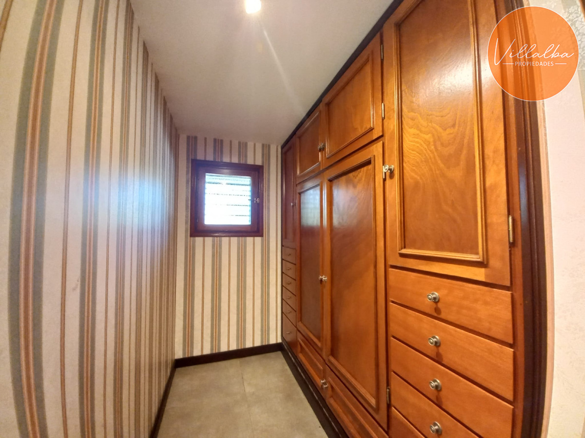 Casa ID.2237 - Vende y alquila gran casa de 5 dormitorios en Playa Mansa, Punta del Este 