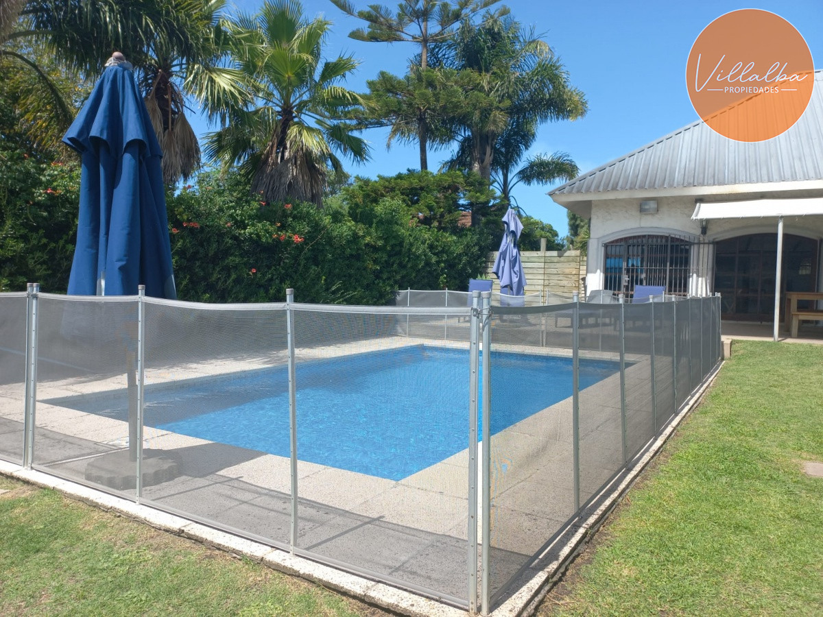 Apartamento ID.2047 - Vende casa de 3 dormitorios totalmente reformada. Con piscina climatizada. Cerca de colegios, Punta del Este 