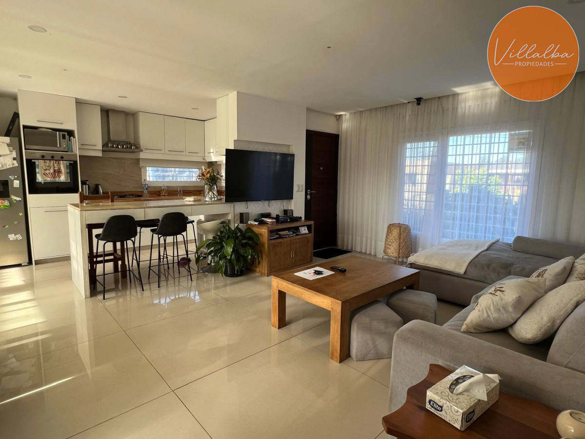 Apartamento ID.3301 - Vende casa de 3 dormitorios moderna en Maldonado, 
